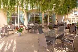 Outdoor dining - Villa Aurora (Varna)