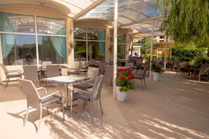 Outdoor dining - Villa Aurora (Varna)