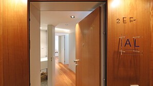A wooden door with a sign reading "2EF" and "Alojamento local" indicating a local lodging option. - FLH Sá da Bandeira Modern Apartment (Oporto)