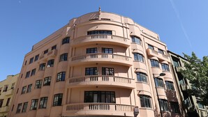 A multi-story building with balconies and large windows. - FLH Sá da Bandeira Modern Apartment (Oporto)