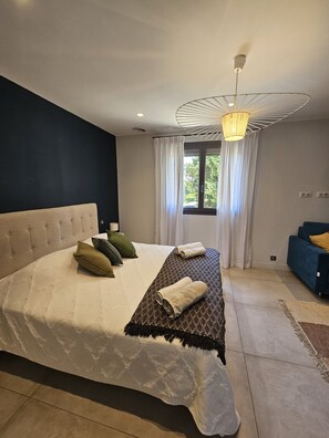 4 bedrooms, iron/ironing board, free WiFi, bed sheets