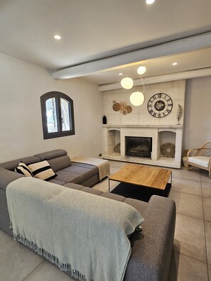TV, fireplace