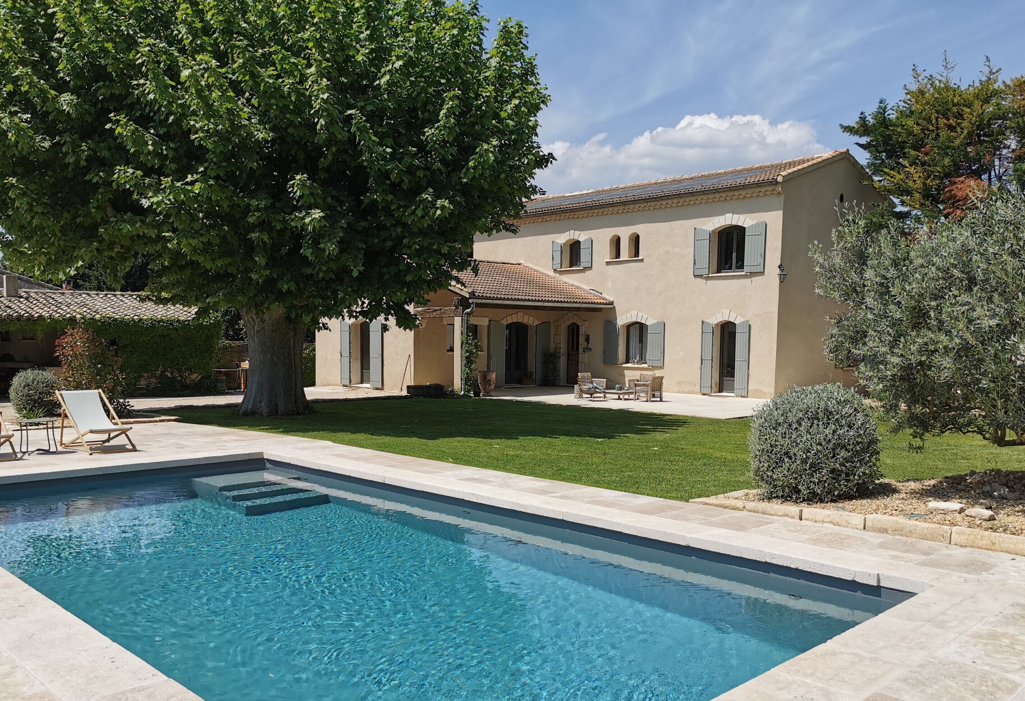 Una piscina al aire libre, una piscina climatizada