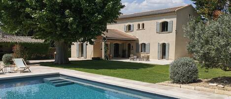 Utomhuspool och uppvärmd pool