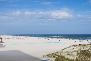 On the beach - Island Winds E 205-Location X3! OMG View! Park The Car & Forget It! (Gulf Shores)