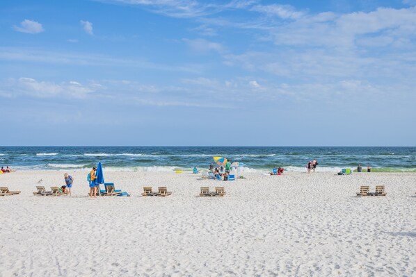 On the beach - Island Winds E205-Location X3! Park The Car & Forget It! (Gulf Shores)