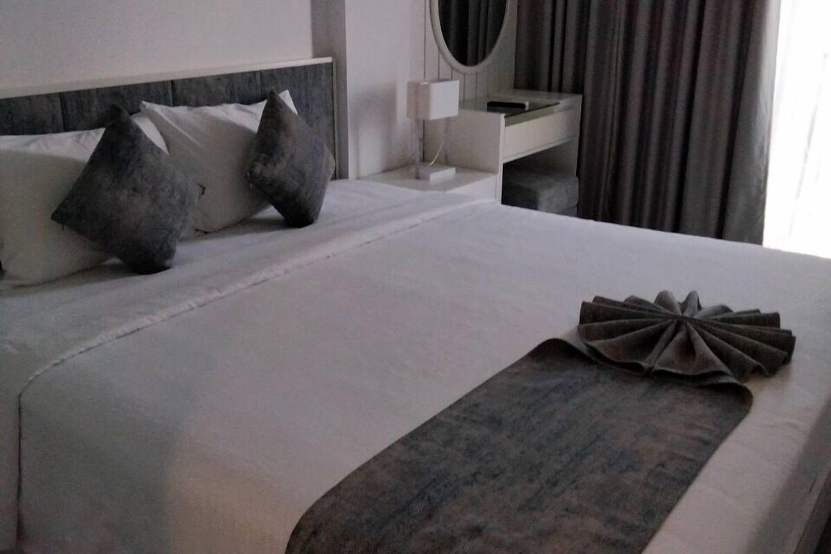 2 bedrooms, in-room safe, iron/ironing board