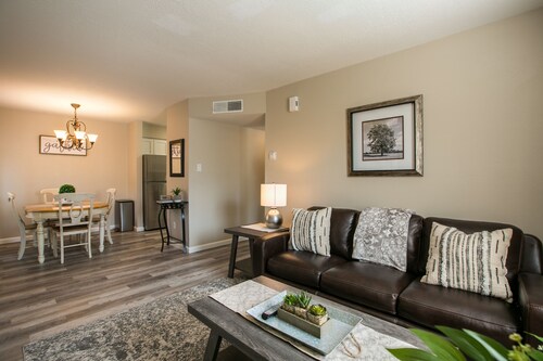 Luxury Foothills Apartment 15 Minutes to Balloon Fiesta Park!