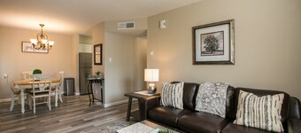 Luxury Foothills Apartment 15 Minutes to Balloon Fiesta Park!