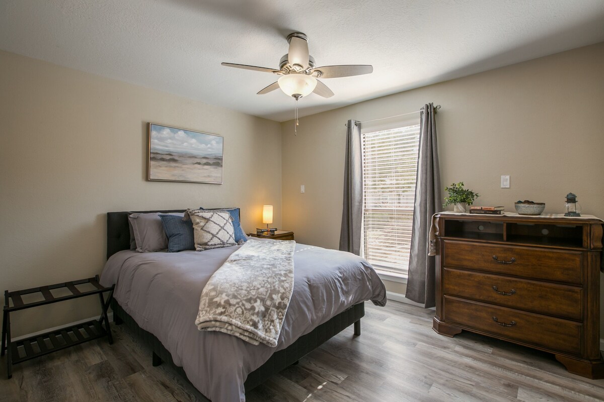 Luxury Foothills Apartment 15 Minutes to Balloon Fiesta Park!