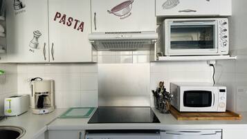 Een koelkast, een microgolfoven, een oven, een kookplaat