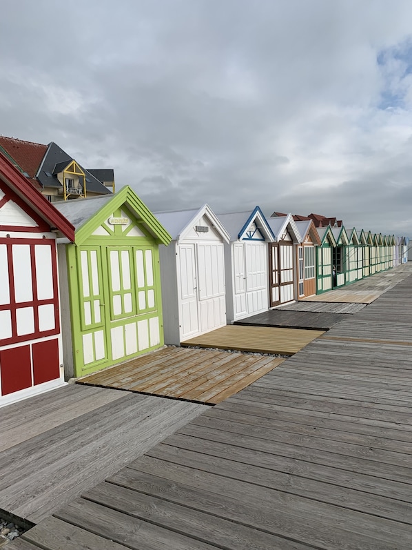 Unclassified image, 1 of 30, button