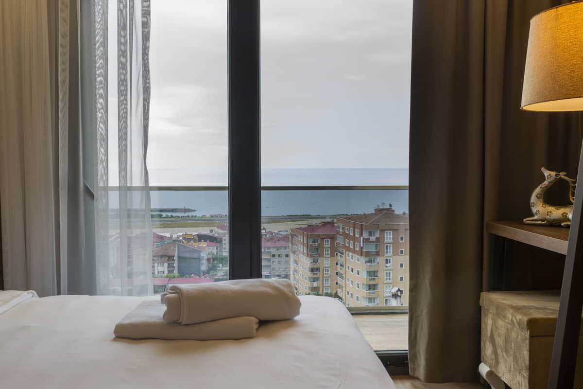 Deluxe Room, Sea View | Premium bedding, free minibar, in-room safe, free cribs/infant beds