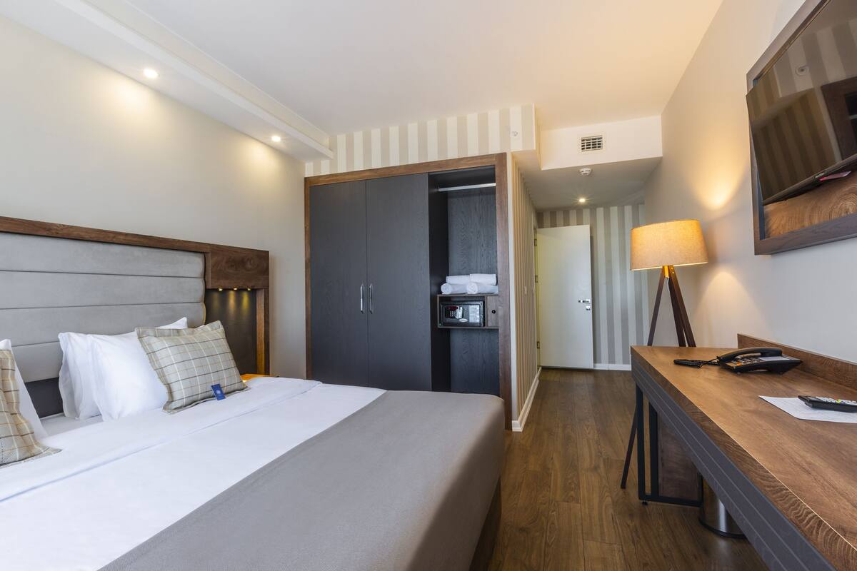 premium bedding, free minibar, in-room safe, free cots/infant beds