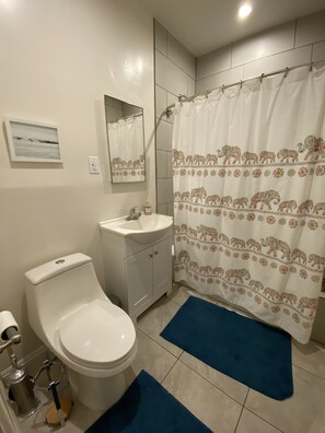 Combined shower/bathtub, hair dryer, towels, toilet paper - Lovely Large Spanish Apartment by Grove and Erewhon (Los Angeles)