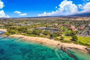 Beach nearby, sun-loungers, beach towels - Kamaole Sands 1101 Updated Beachy Chic 2BD Across Beach w AC (Kihei)
