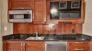 Réfrigérateur, micro-ondes, cafetière/bouilloire, bouilloire électrique