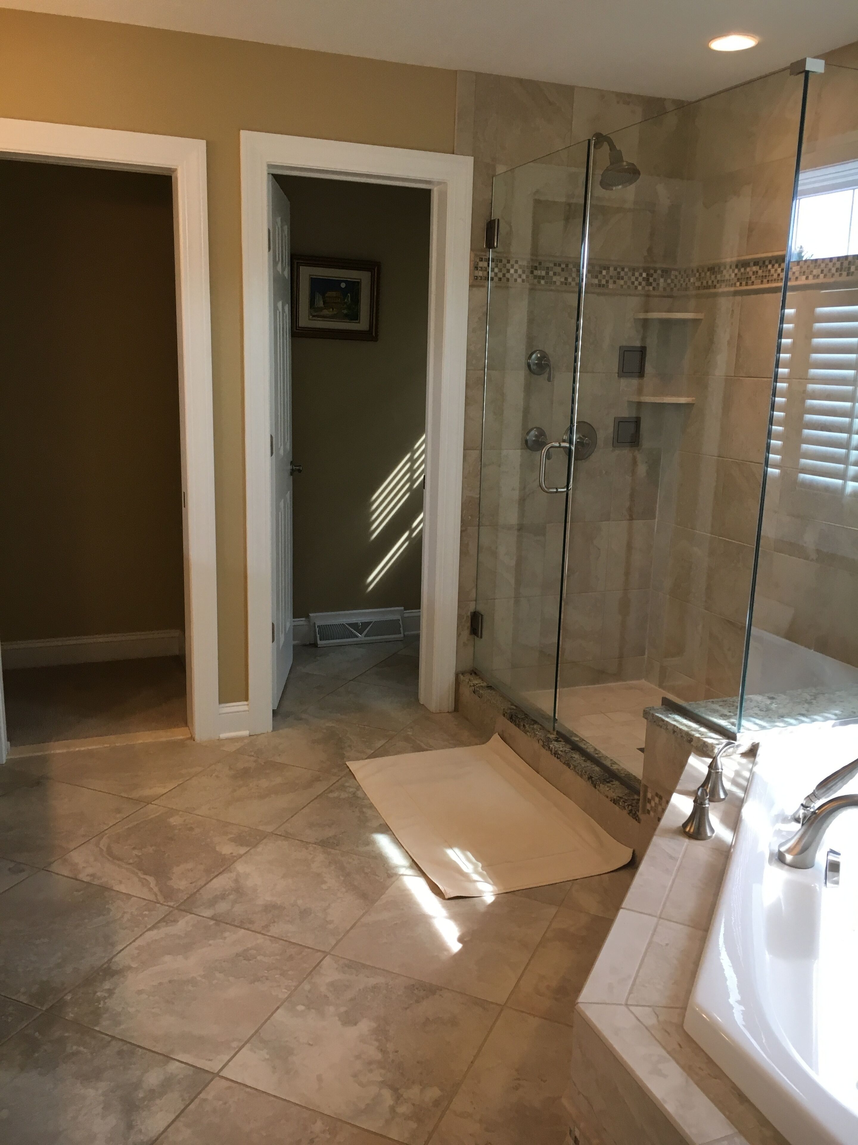 Ensemble douche/baignoire, baignoire à jets, sèche-cheveux