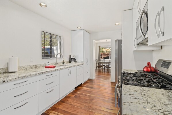 ثلاجة، ميكروويف، فرن، موقد طهي مسطح