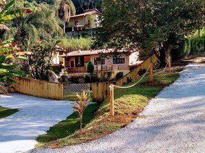 Property grounds - Mezzanine space!!! barbecue, pizza oven, wood-burning stove, swimming pool. (SP)