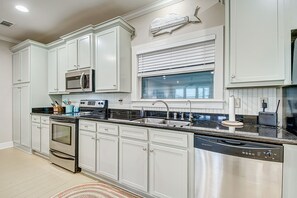 Frigorifero, microonde, forno, piano cottura