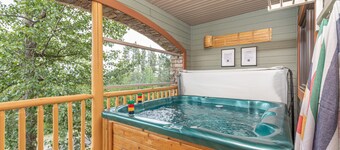 Escape to the Canadiana Cabin, True Ski In/Ski Out with Private Hot Tub