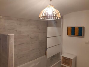 Combined shower/bathtub, hair dryer, towels, soap
