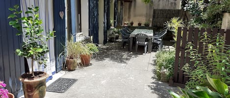 屋外ダイニングエリア
