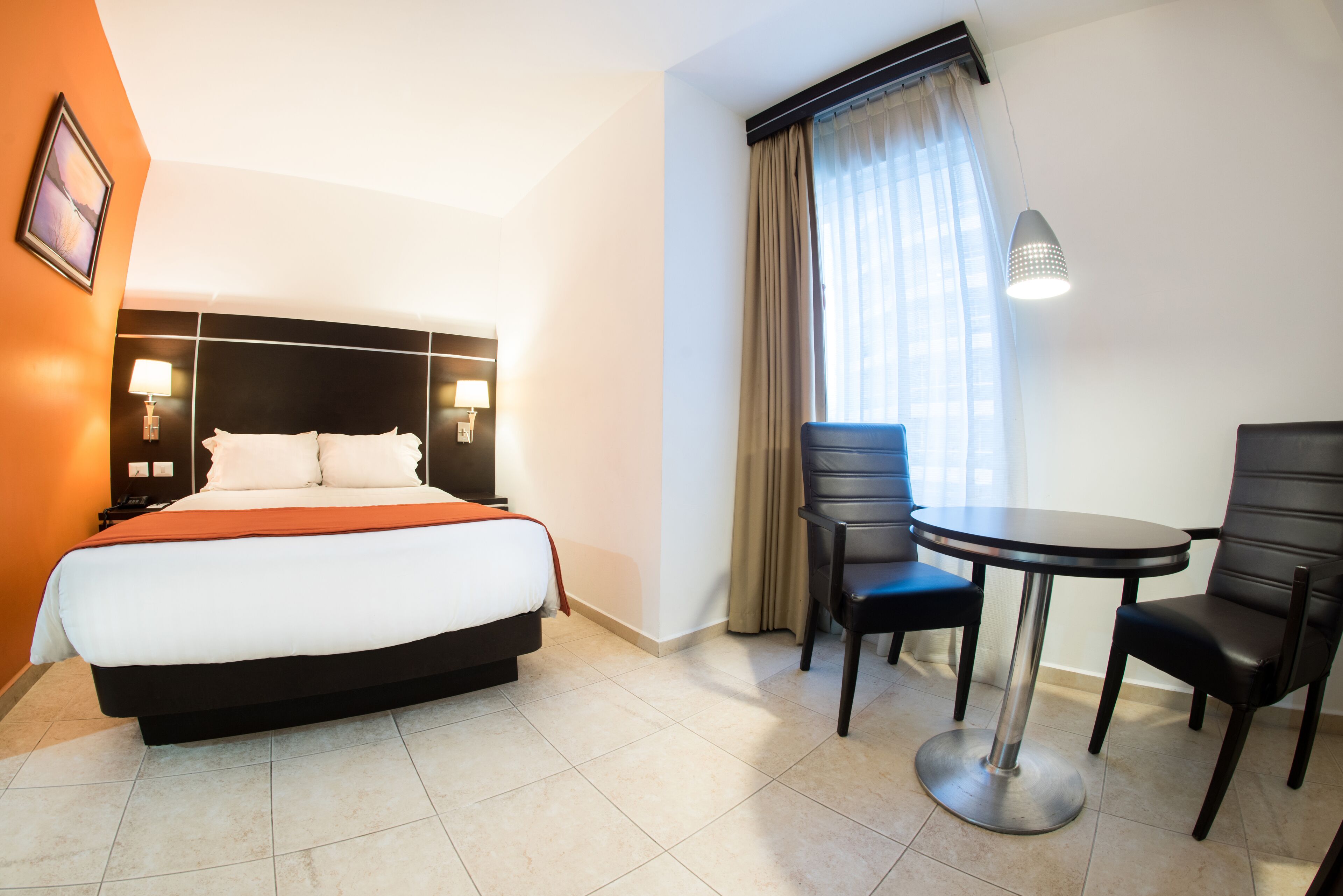 standard room, 1 queen bed | hypo-allergenic bedding, in-room safe, desk, laptop workspace