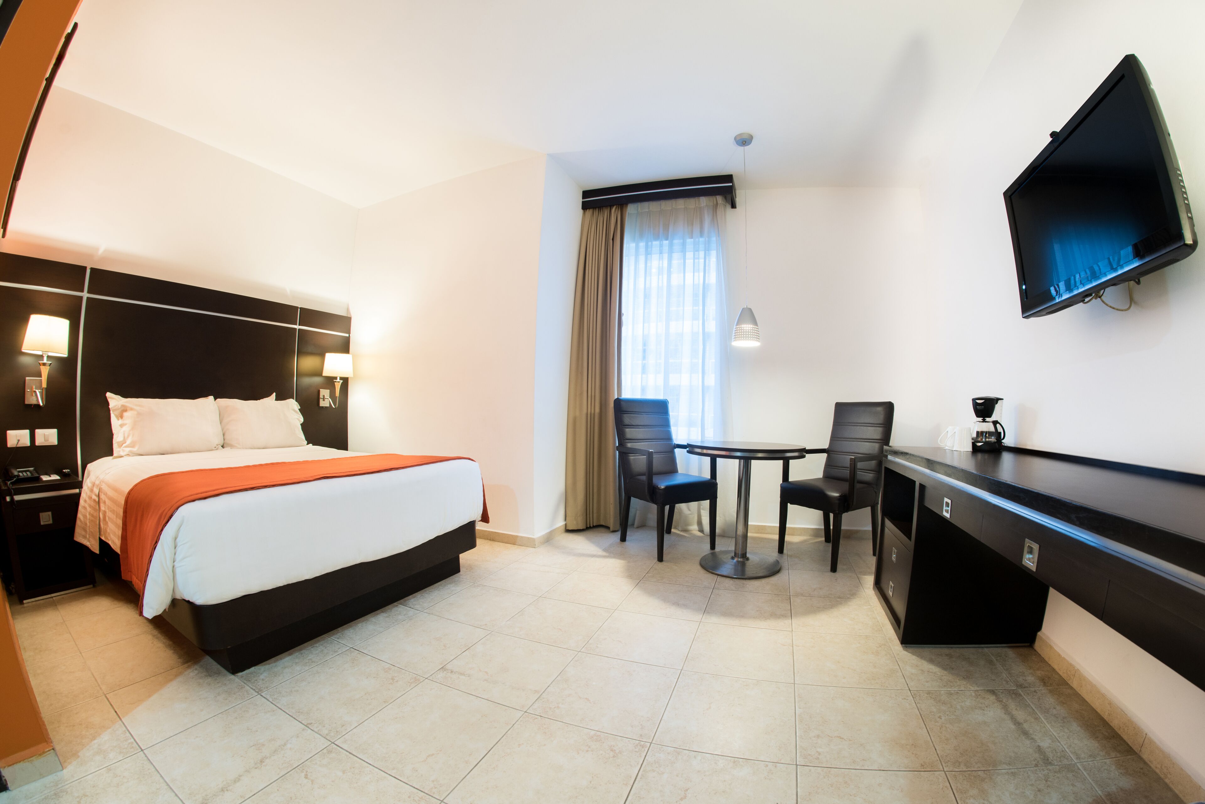 standard room, 1 queen bed | hypo-allergenic bedding, in-room safe, desk, laptop workspace