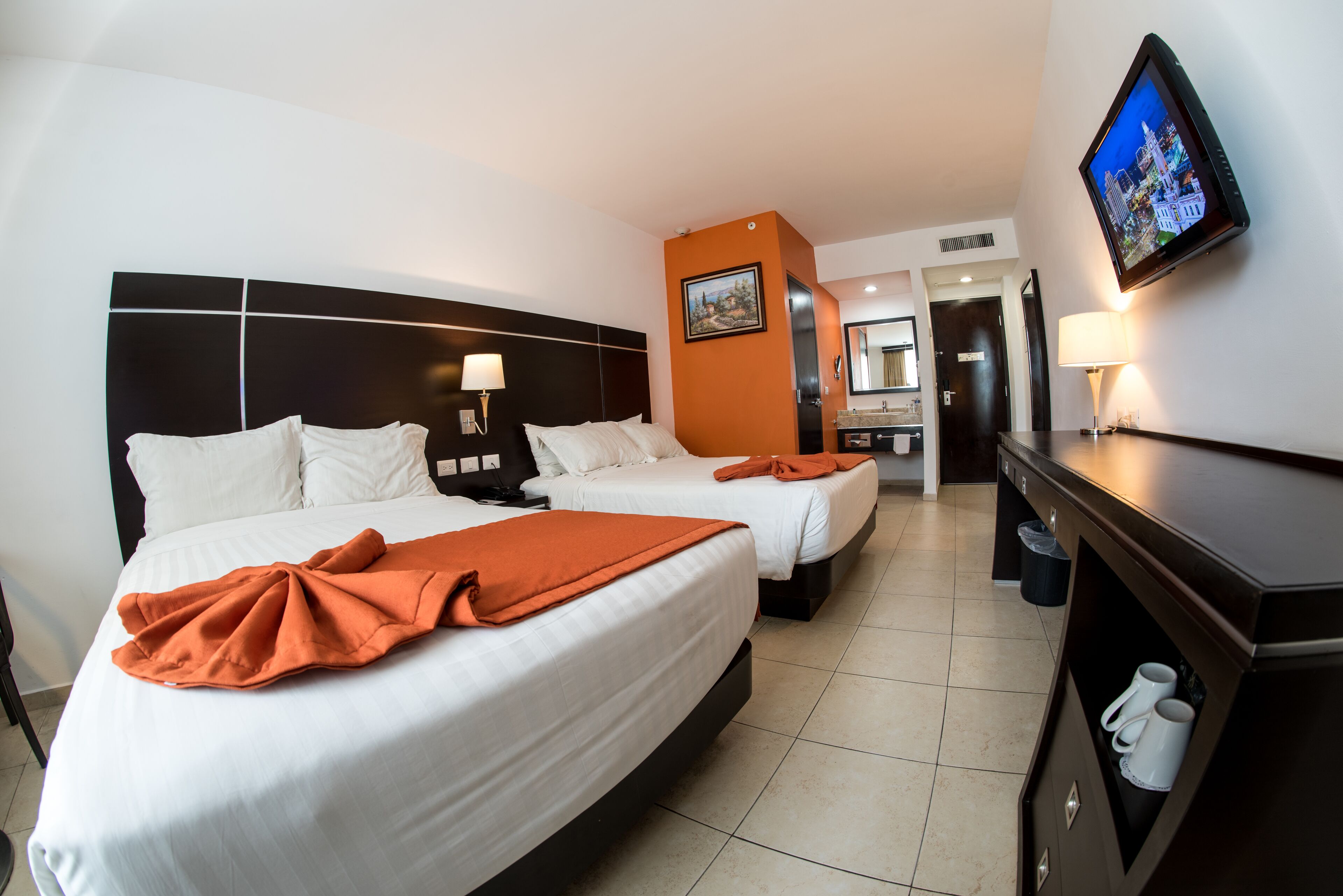 Dobbeltrom – standard, 2 dobbeltsenger | Allergitestet sengetøy, safe på rommet og skrivebord