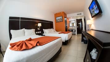 Habitación doble estándar, 2 camas matrimoniales | Ropa de cama hipoalergénica y caja de seguridad en la habitación