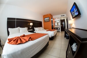 Quarto casal standard, 2 camas de casal | Roupas de cama antialérgicas, cofres nos quartos, escrivaninha