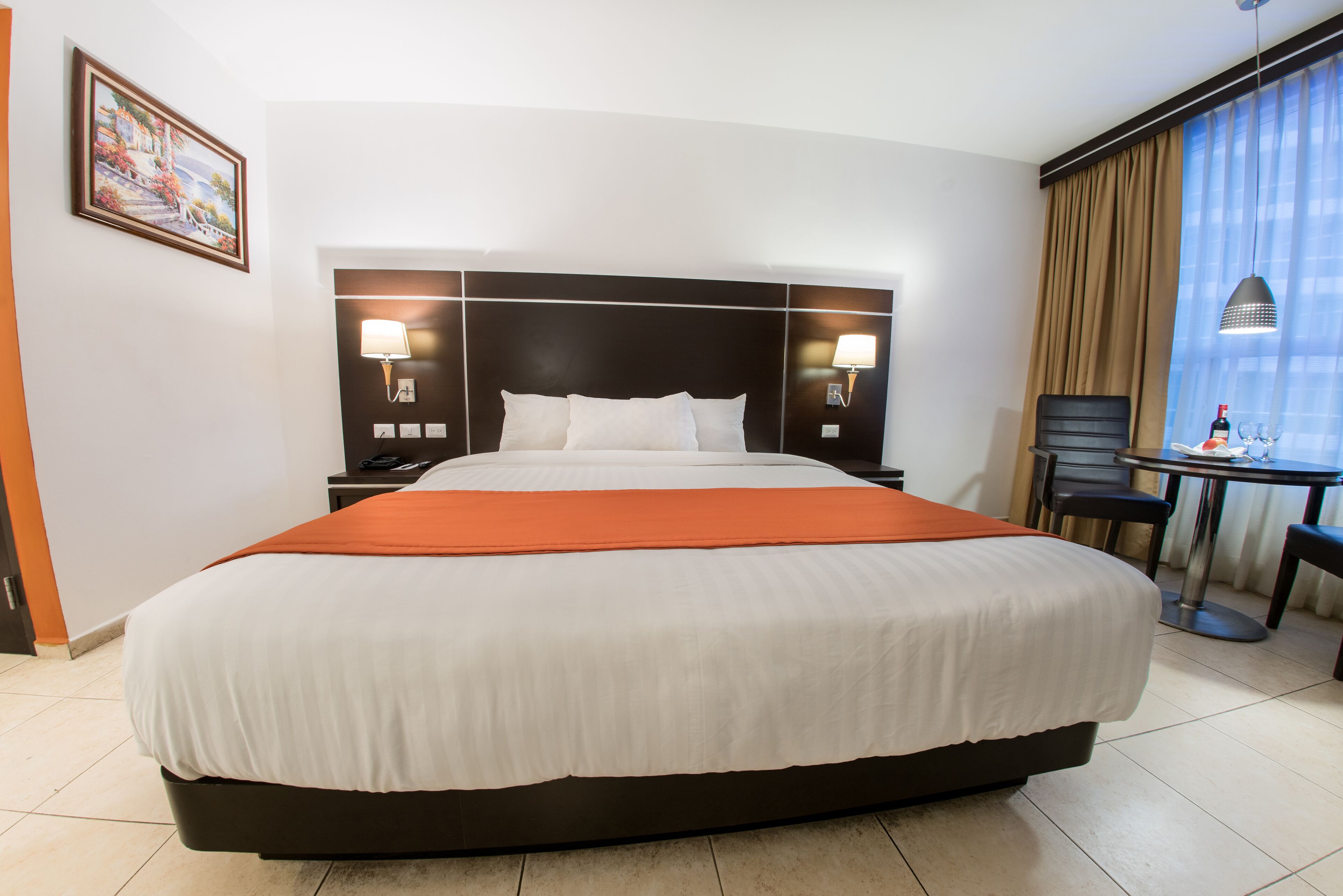 standard room, 1 king bed | hypo-allergenic bedding, in-room safe, desk, laptop workspace