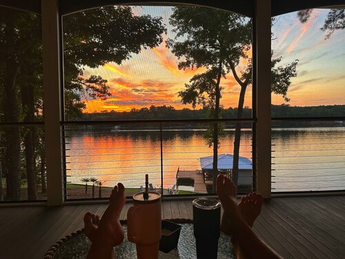 Lakefront Stunner on Lake Sinclair!