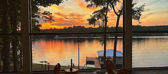 Lakefront Stunner on Lake Sinclair!