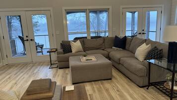 TV connectée, cheminée, livres, chaîne hi-fi