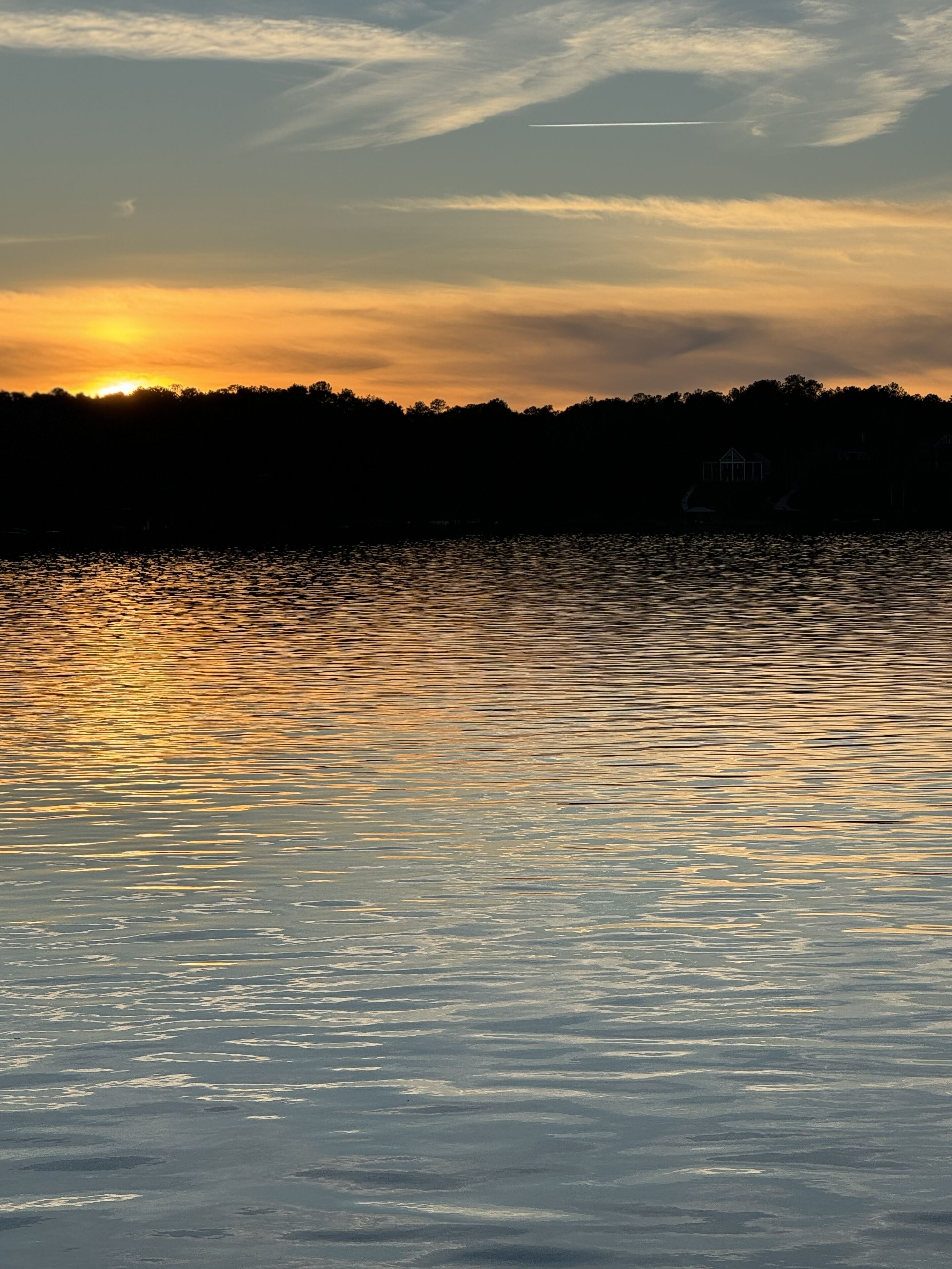 Une étendue d'eau calme qui reflète le ciel au coucher du soleil.