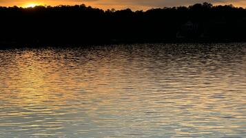 Une étendue d'eau calme qui reflète le ciel au coucher du soleil.