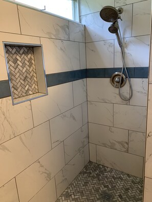 Shower, hair dryer, towels, soap - Sandpiper 133A - Updated (2021) one bedroom, sleeps 4. (Princeville)
