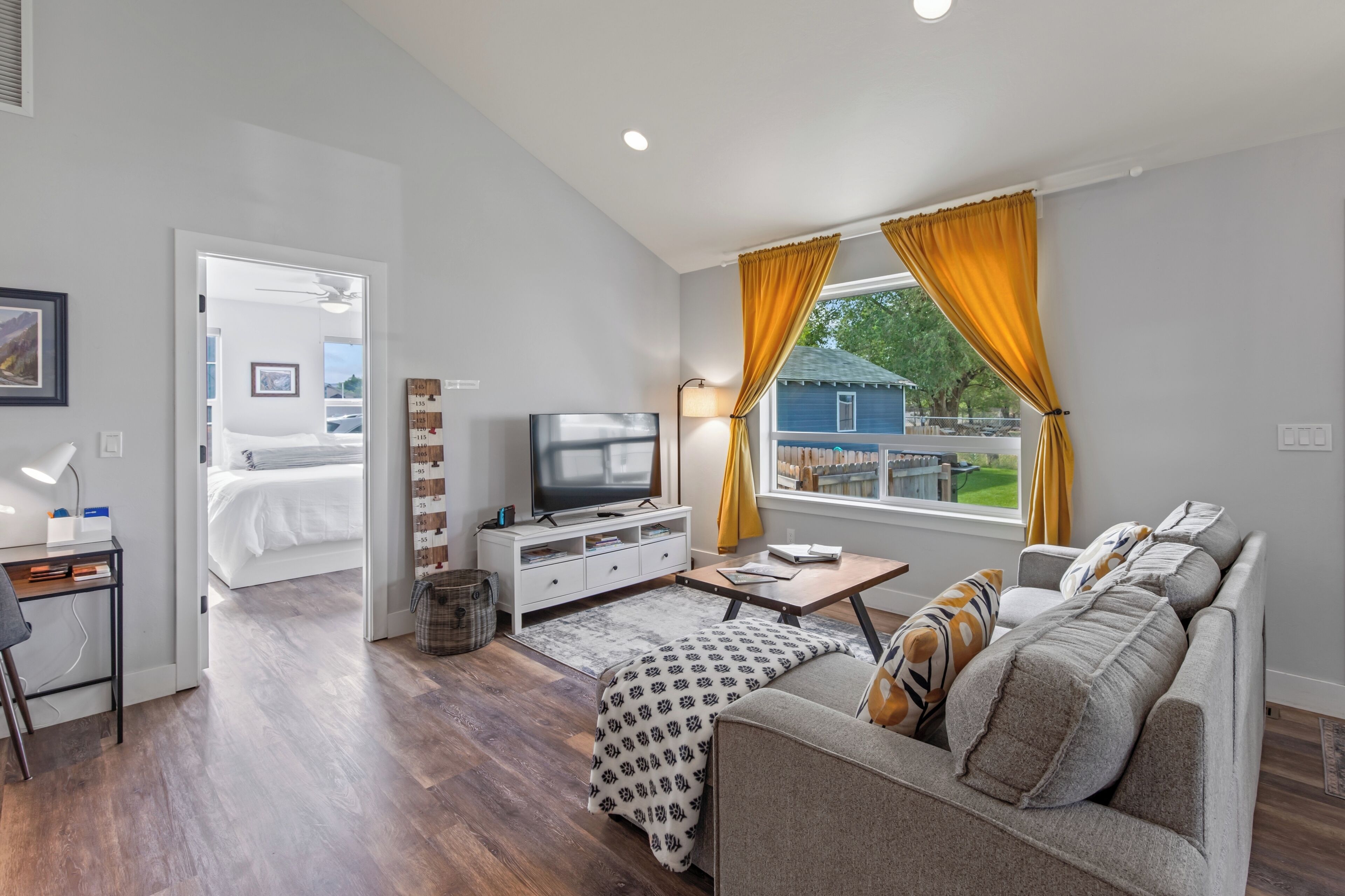 3 soverom, skrivebord, strykejern/-brett og reiseseng for barn