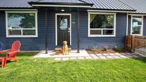 A house with a dark blue exterior, a black front door, and a number 526 on the door. - Pet & Family Friendly, Mountain Views, Downtown Montrose 20 Min to National Park (Montrose)