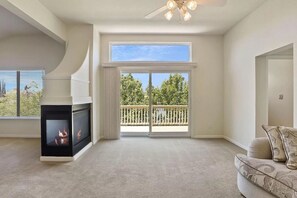 Smart-tv och eldstad