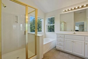 Bathtub, hair dryer, towels, toilet paper - Beautiful home in the quiet community with stunning lake view - One Month Min. (Stockton)