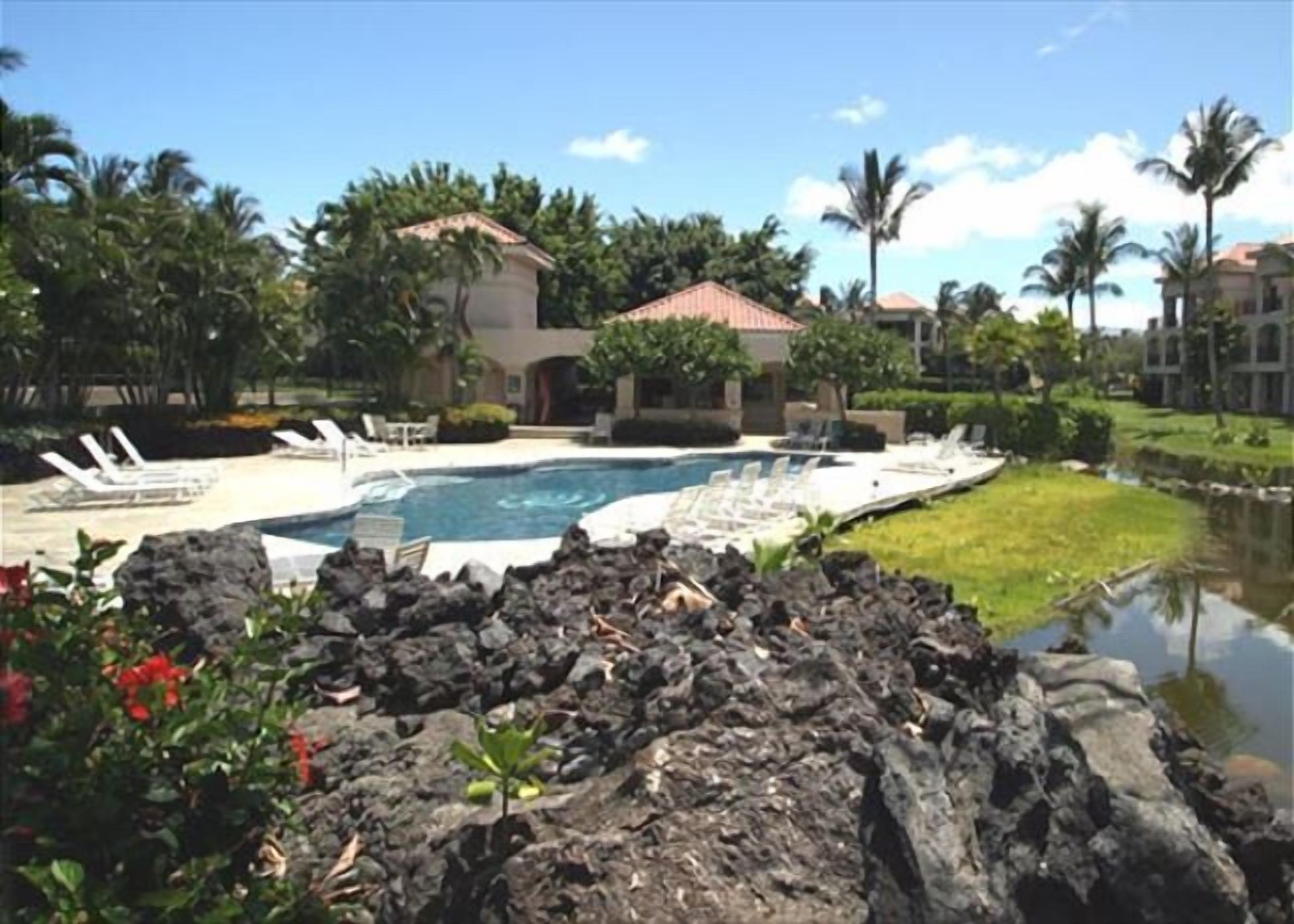 Excellent for shopping, relaxing! Close to beach