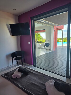 4 Schlafzimmer, Zimmersafe, Schreibtisch, Bügeleisen/Bügelbrett