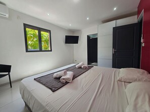 4 bedrooms, in-room safe, desk, iron/ironing board - Superb 5* villa with swimming pool, jacuzzi and beach on foot (sainte anne)