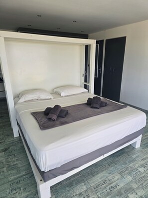 4 Schlafzimmer, Zimmersafe, Schreibtisch, Bügeleisen/Bügelbrett