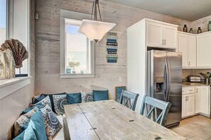 Dining - Pet Friendly | Shared Pool | Winter Texan Deals! (Port Aransas)