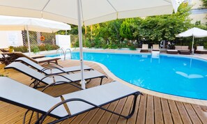 A pool area with lounge chairs and umbrellas. - Filia Hotel and Apartments (Thasos)